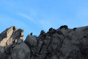 巍峨山石映蓝天