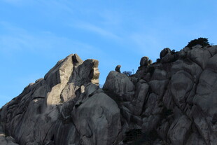 巍峨奇峰屹立蓝天之下