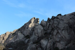 巍峨嶙峋的壮观山石