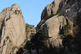 巍峨壮观的嶙峋山石