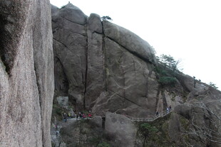 险峻山间岩石风景