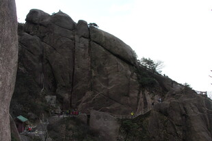 巍峨山峰上的攀登者