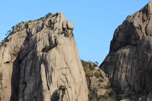 巍峨壮观的陡峭岩石山峰