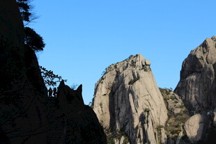 巍峨壮丽的山峰景观