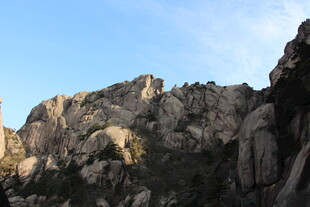 巍峨嶙峋的壮丽山峰