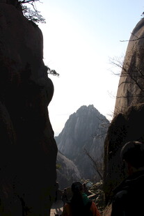 山间峭壁上的攀岩者