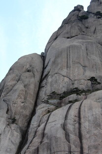 巍峨嶙峋的壮观岩石