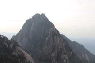 巍峨山峰壮丽景致