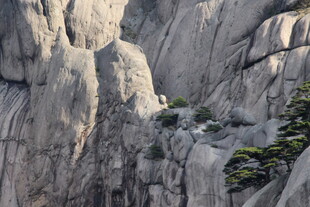 陡峭嶙峋的壮美山石景观