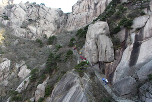 险峻山景中的攀登者