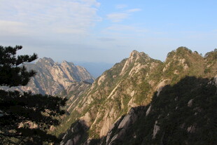 壮丽山景 峻峭山峰轮廓