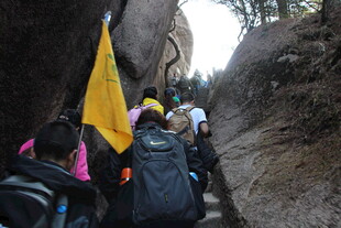 驴友山间徒步攀登