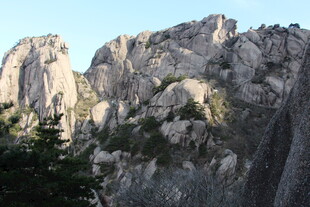 巍峨壮丽的陡峭山峰