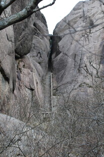 山间嶙峋怪石景色