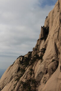 险峻高山上的奇特岩石