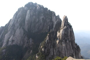 巍峨险峻的壮丽山峰