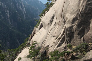 险峻华山峭壁景观