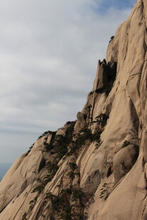 险峻山峰上的古老建筑