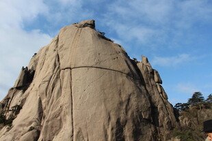 巍峨巨石屹立于天地间