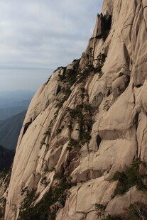 悬崖峭壁上的壮美风景
