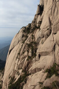 险峻山峰上的建筑奇观