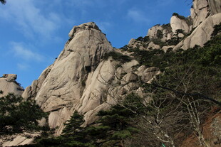 巍峨山峰与葱郁植被