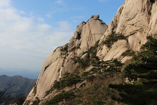 巍峨险峻的高山景观