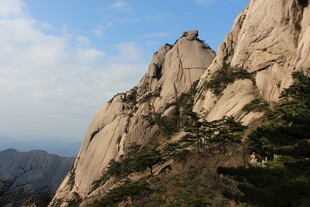 巍峨山峰云雾间美景