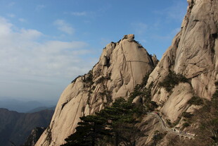 巍峨山峰尽显自然之美