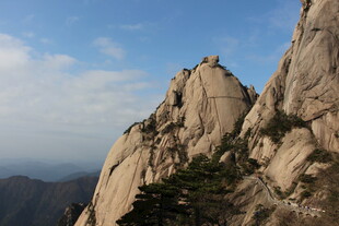 巍峨险峻的壮丽山峰