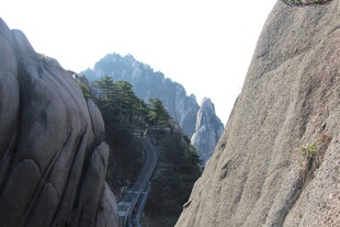 黄山奇峰间的壮美景色