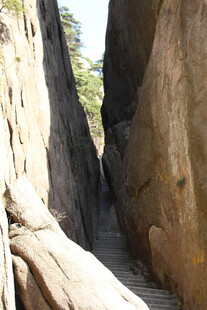 山间狭窄陡峭的岩石步道