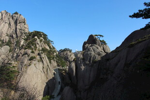 巍峨峻峭的壮丽山峰