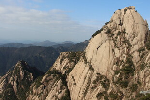 巍峨险峻的壮丽山峰