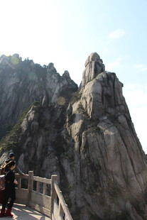巍峨山峰旁的观景栈道