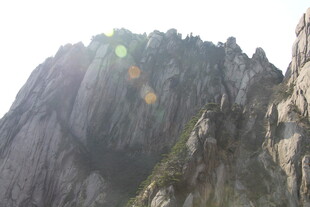 巍峨山峰迎阳光