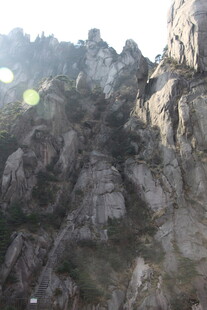 巍峨嶙峋的壮丽山景