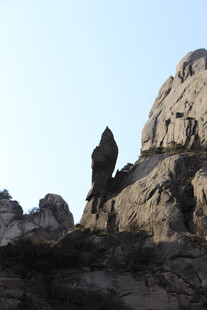 奇峰耸立的壮丽山景