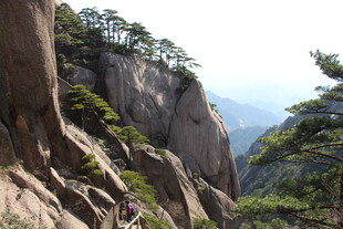 险峻山景中的攀登之路