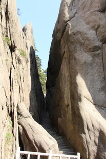 峡谷间的岩石景观