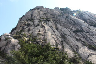 巍峨嶙峋的高山岩石景观