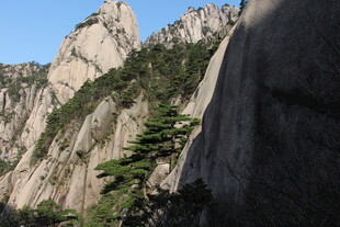 巍峨险峻的陡峭山峰