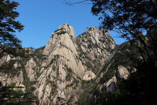 巍峨壮观的险峻山峰