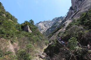 山间栈道 领略自然之美
