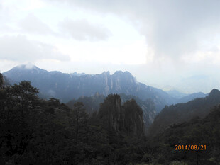 云雾缭绕的壮美山峦