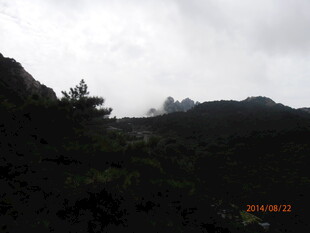 云雾缭绕的山峦景色