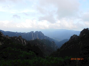 壮丽山景 云雾缭绕的峰峦
