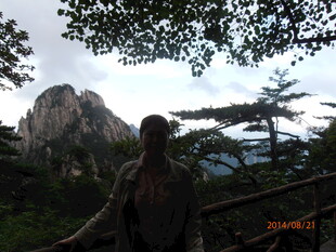 山间旅人赏巍峨壮丽景色