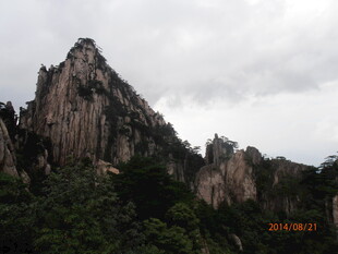 巍峨黄山奇峰云雾缭绕