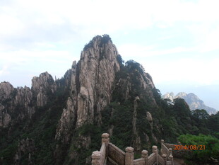 巍峨壮观的高山景致